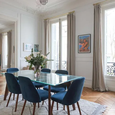 Elegant - Near Arc-de-triomphe